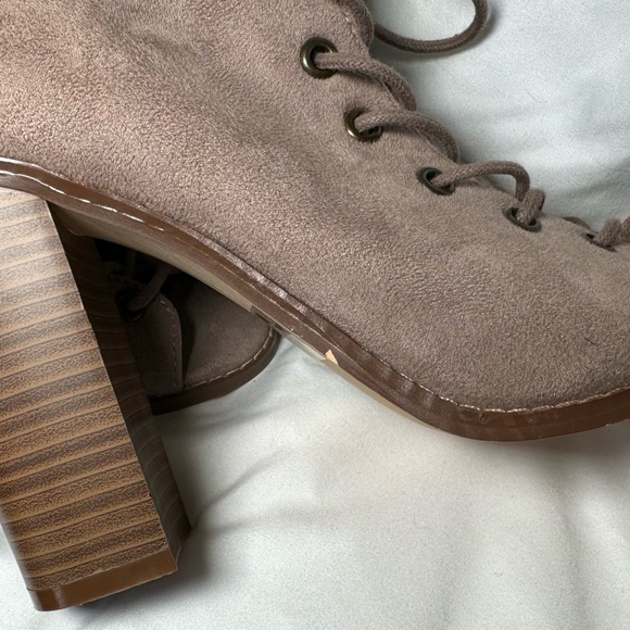 Olivia Ferguson Peep Toe, Lace Up Boots - Size 8 - Picture 6 of 6